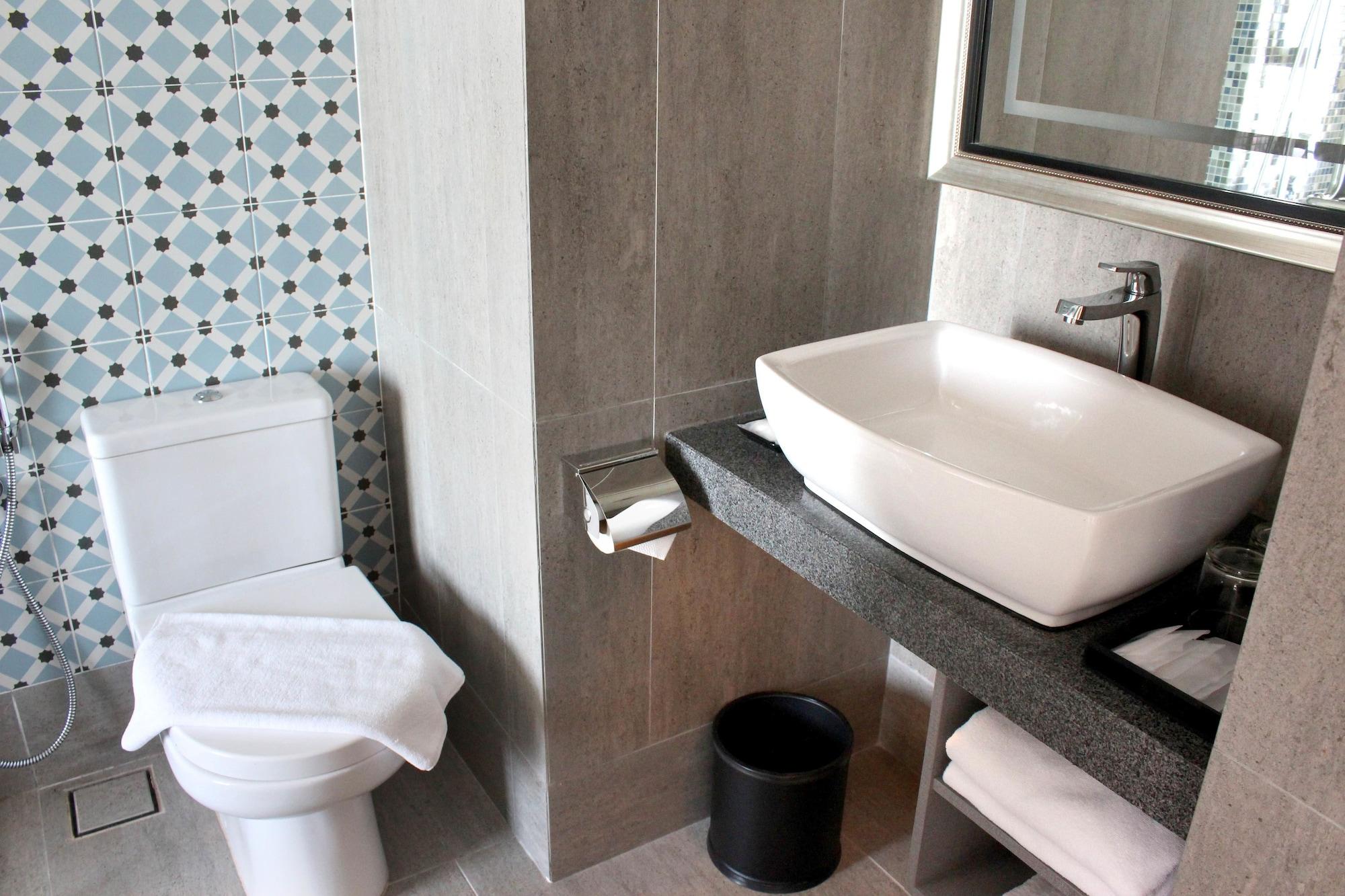 Hatten Place Melaka Екстериор снимка Bathroom
