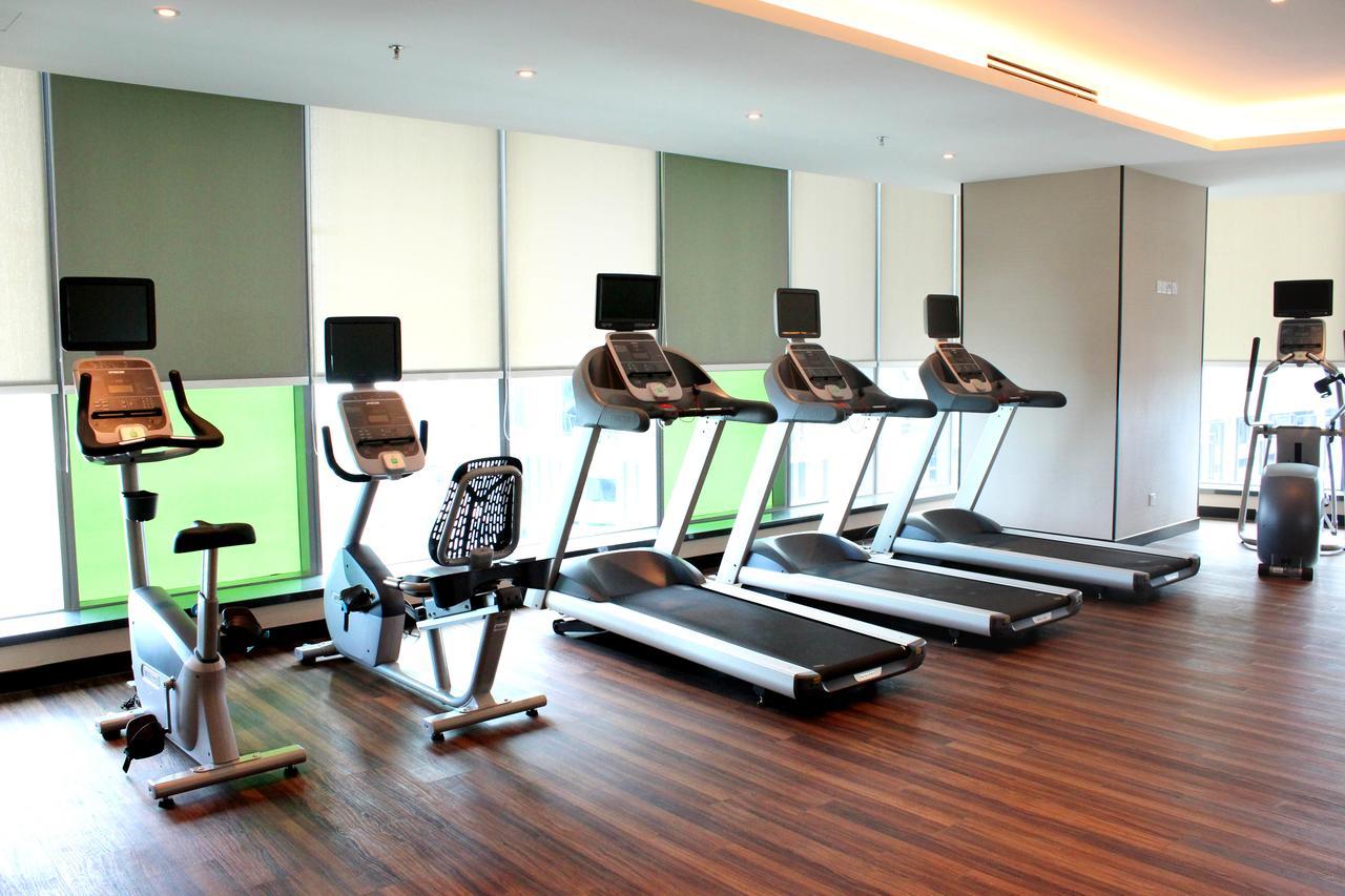 Hatten Place Melaka Екстериор снимка A row of treadmills
