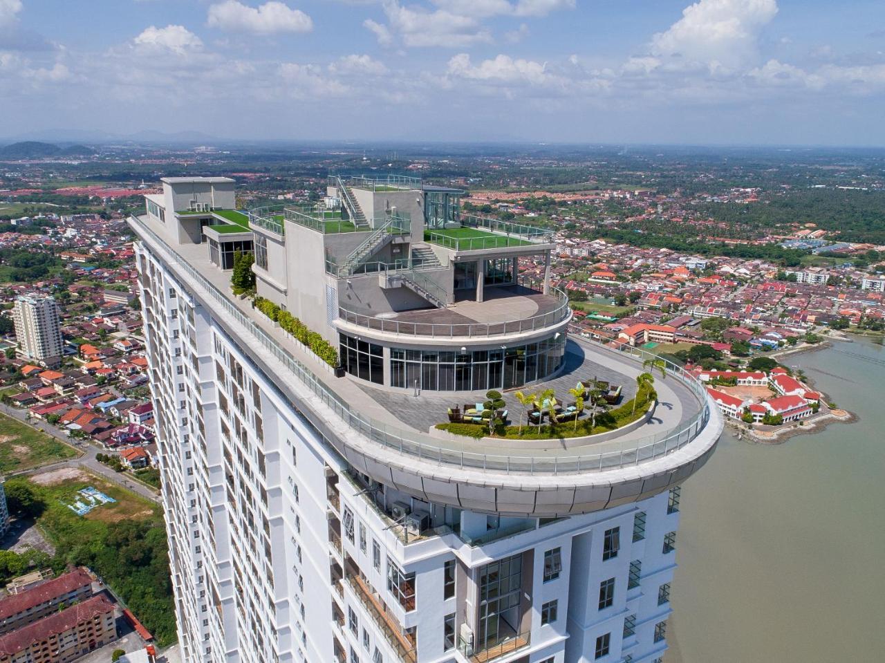 Hatten Place Melaka Екстериор снимка The Peak, the rooftop of the building